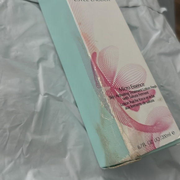 Micro Essence Treatment Lotion Fresh with Sakura Ferment - Picture 3 of 3